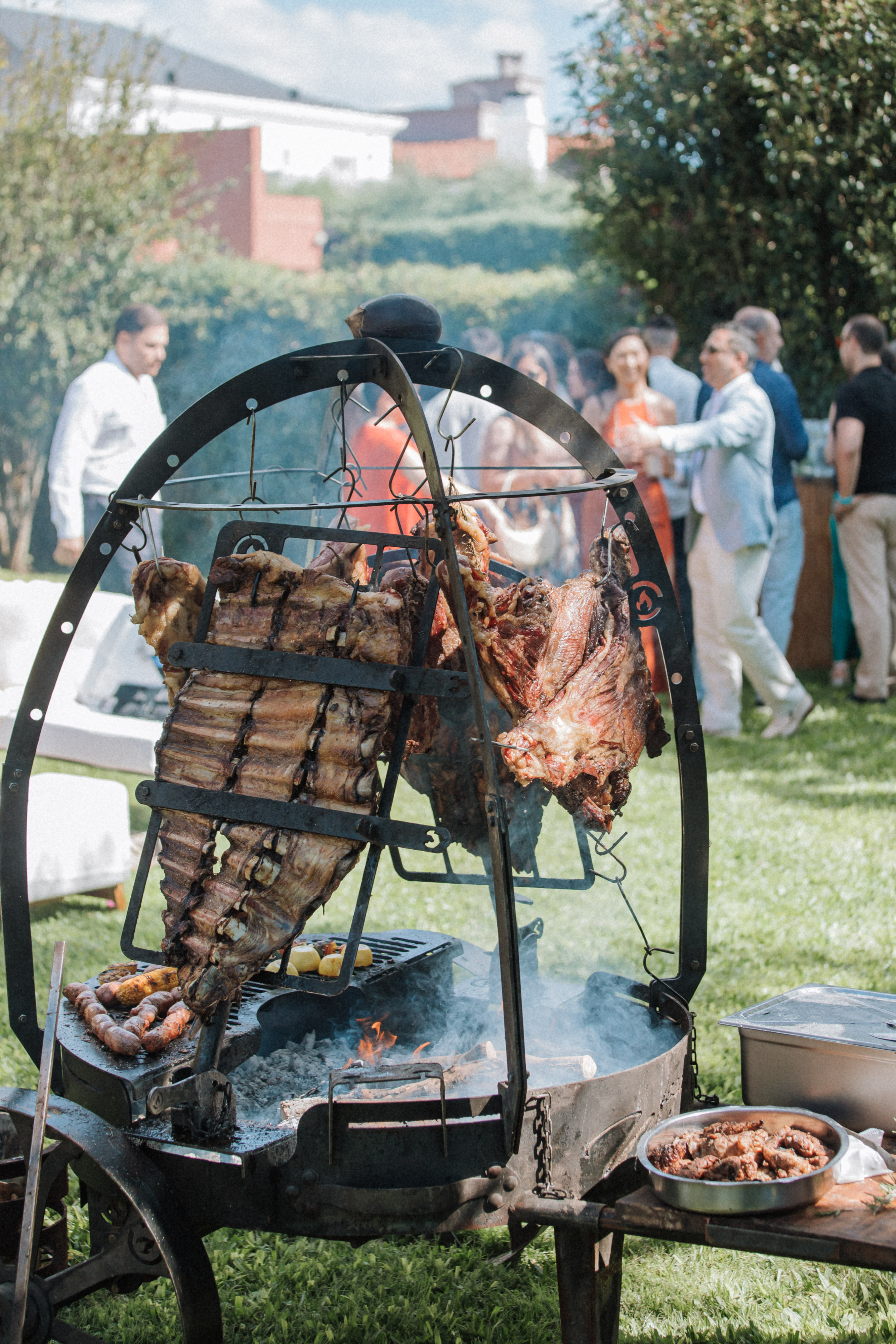 Fogonero ao vivo com carnes penduradas e fogo de lenha