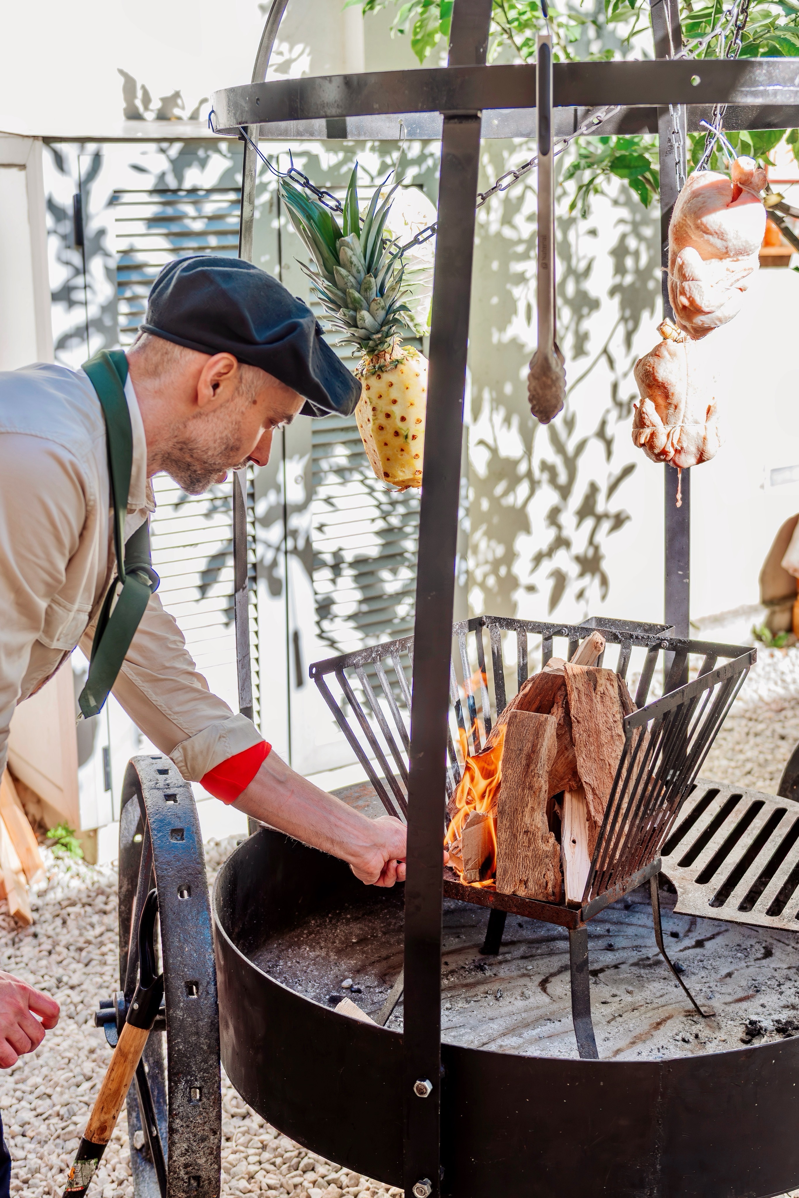 Asador acendendo o fogonero ao vivo
