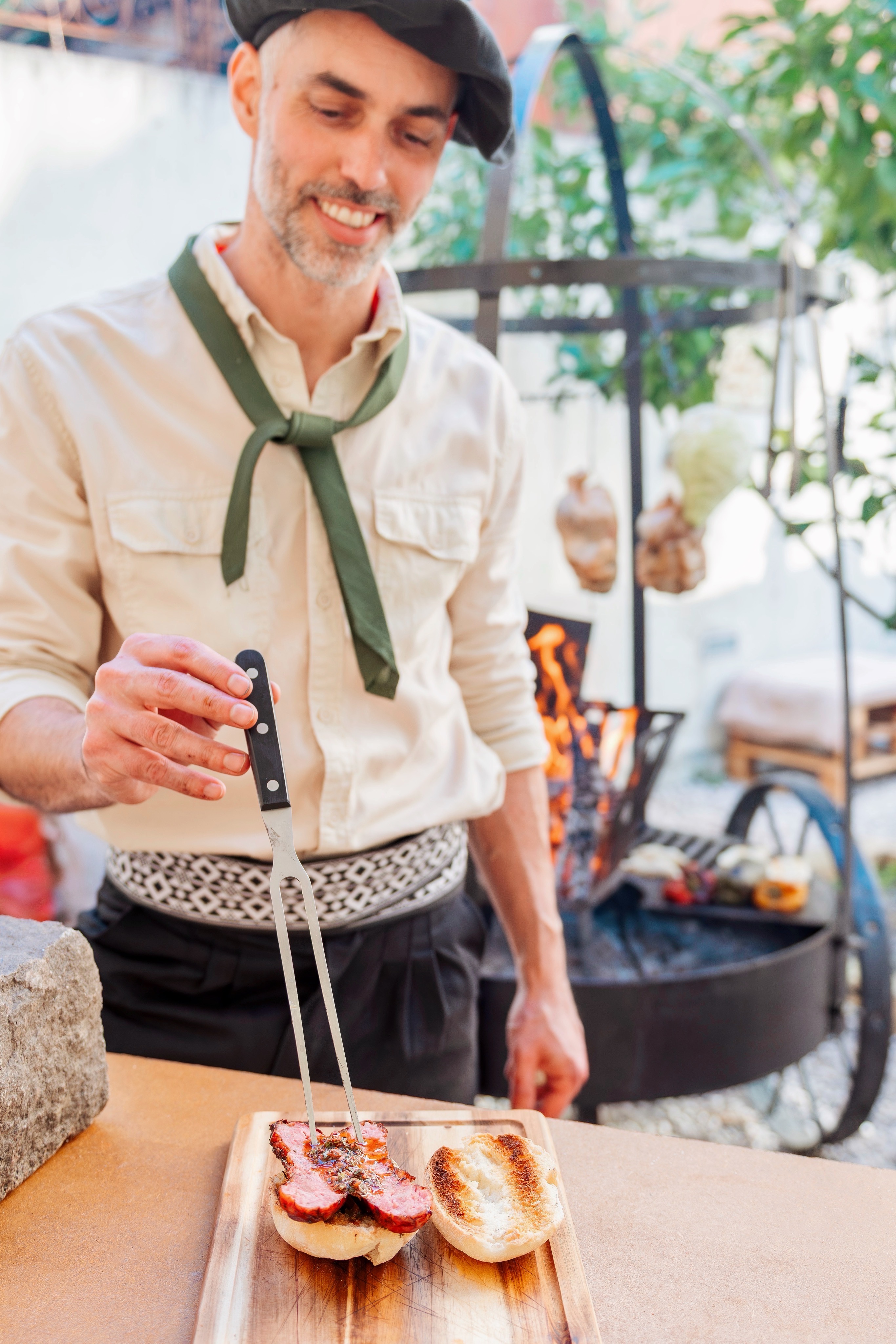 O asador da Alma Gaucha com boina e lenço gaúcho
