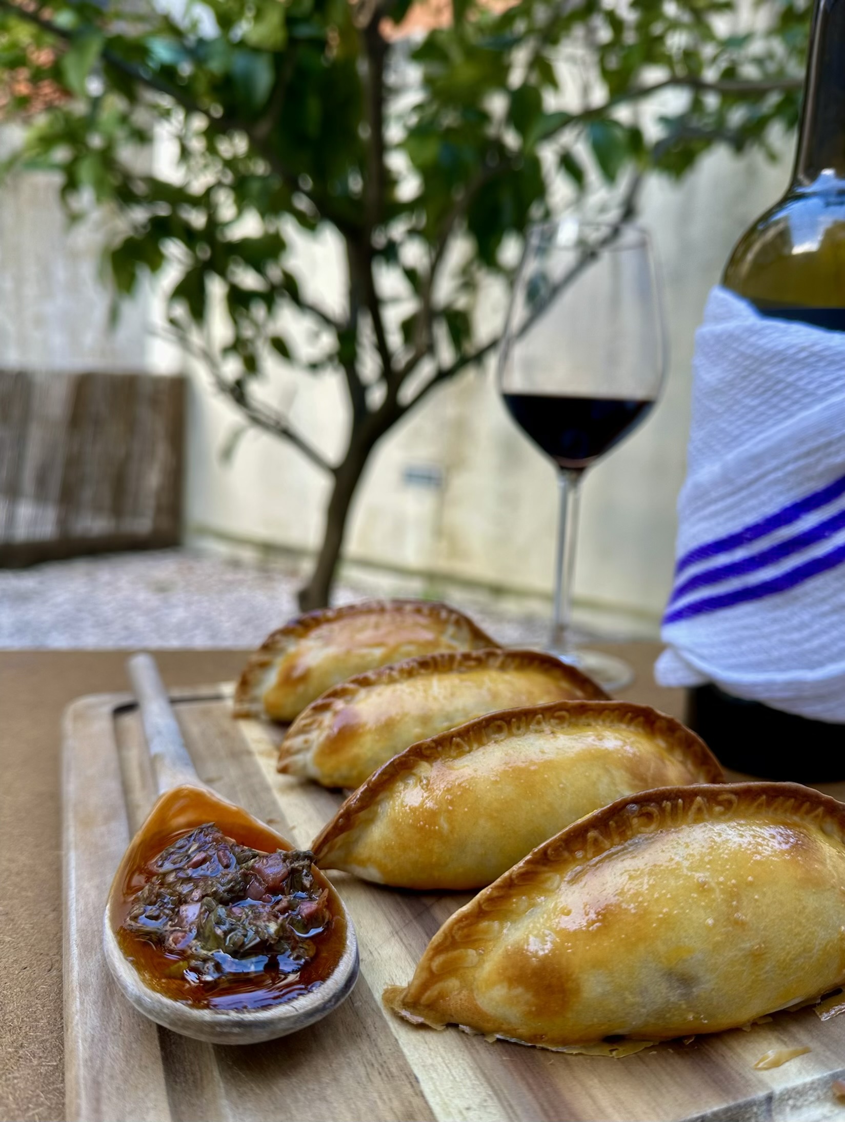 Empanadas artesanais com chimichurri e vinho