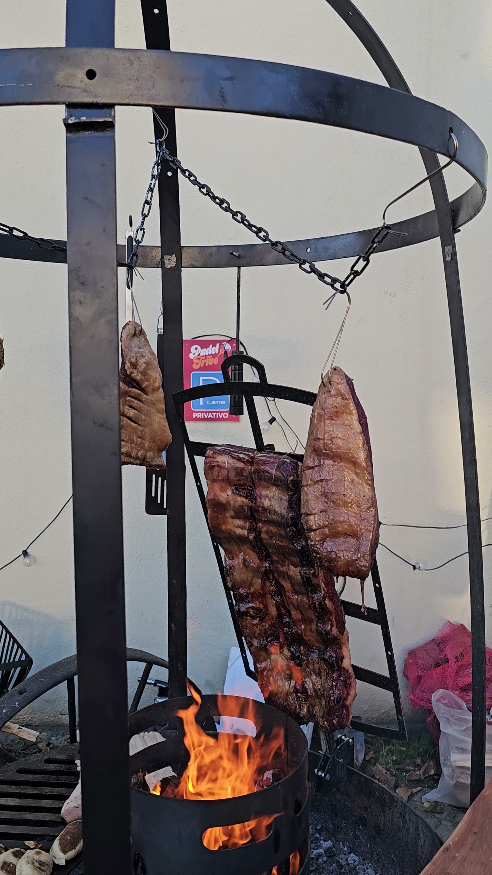 Asado argentino ao vivo com fogonero