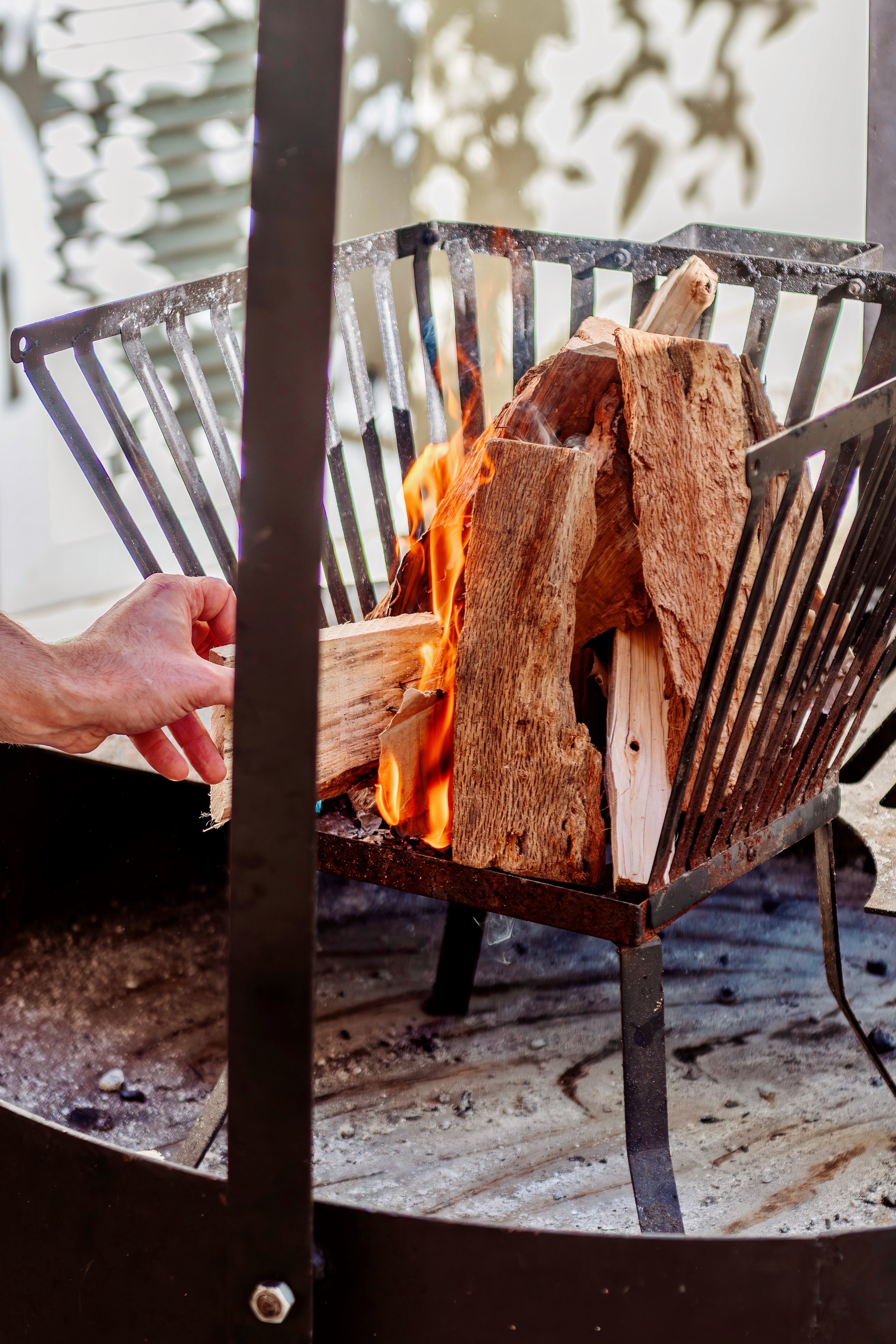 Close da lenha a arder no fogonero