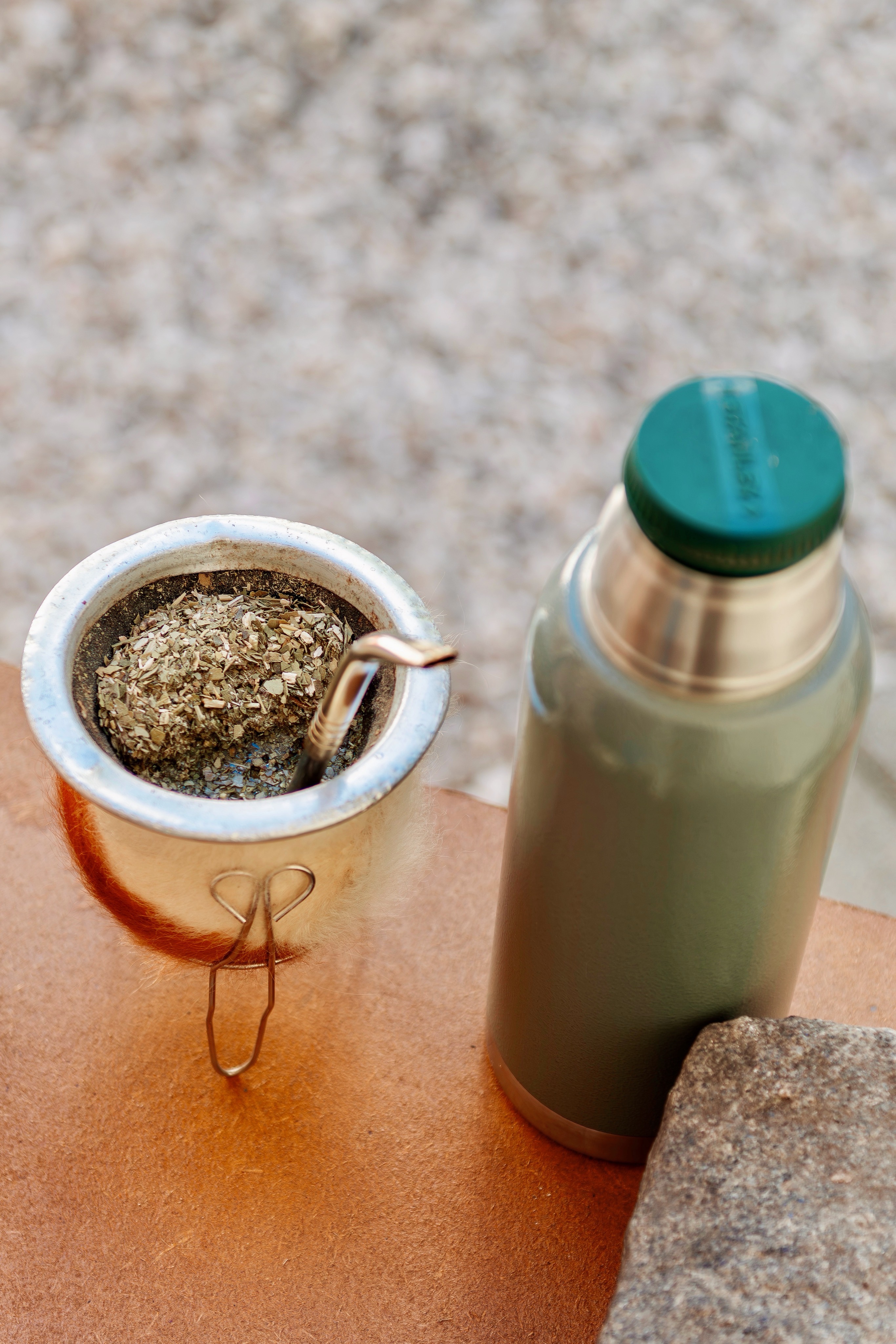 Mate argentino com termo, gesto de boas-vindas